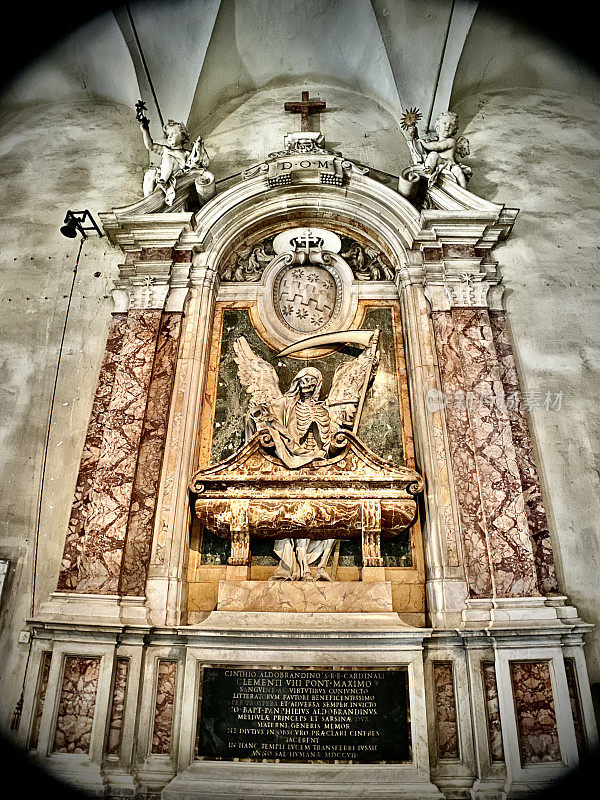红衣主教cinzio aldobrandini的陵墓纪念碑是由giovanni battista pamphili aldobrandini王子建造的，其中有putti的雕塑和小Pierre le gros的带翅膀的骨架。位于罗马圣彼得罗温科利的长方形教堂。